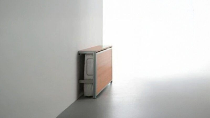 Cama abatible horizontal con ligera estructura metálica vista.