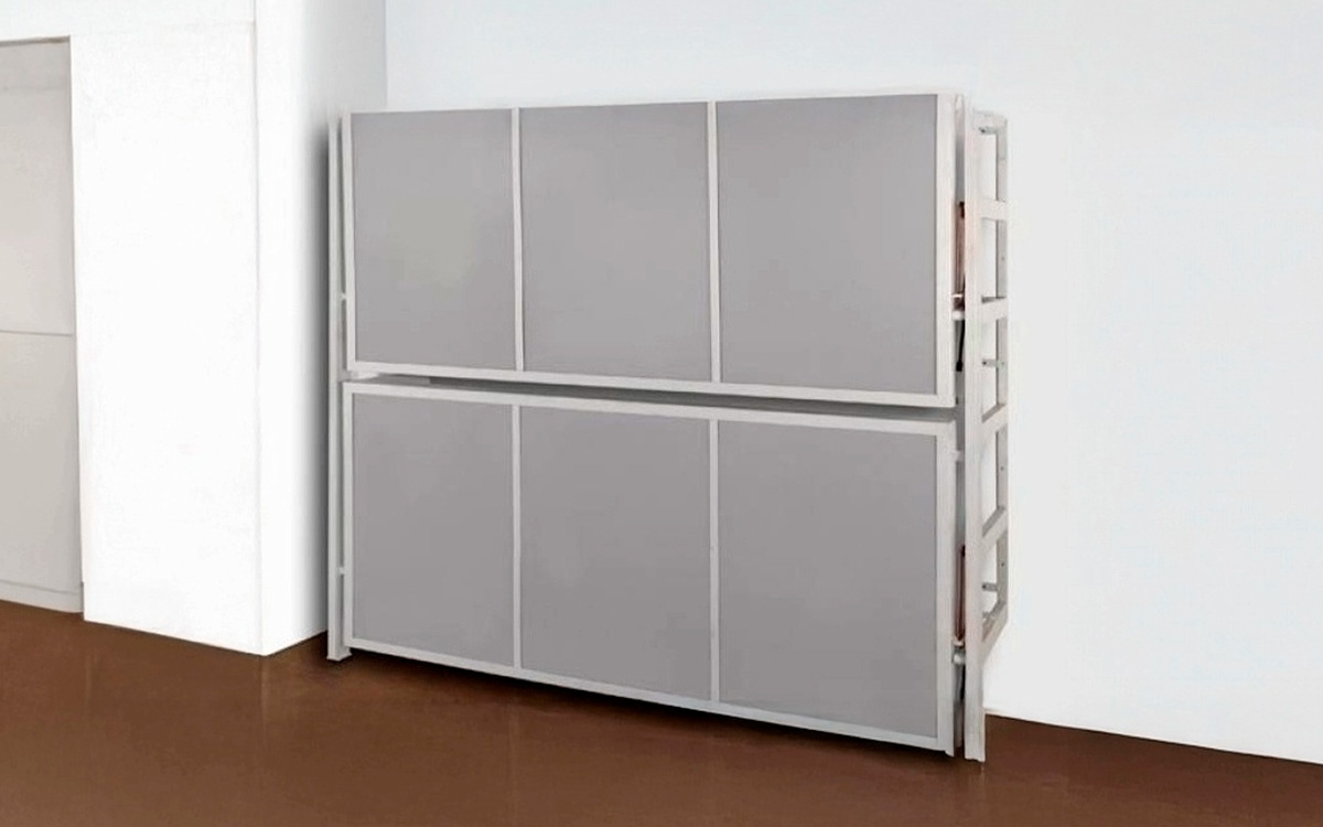 Litera abatible horizontal de hierro resistente.