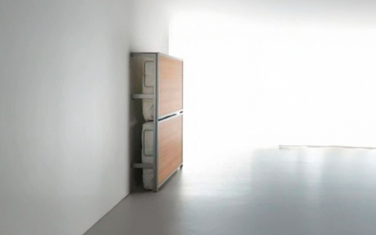 Litera abatible metálica con diseño moderno y resistente.