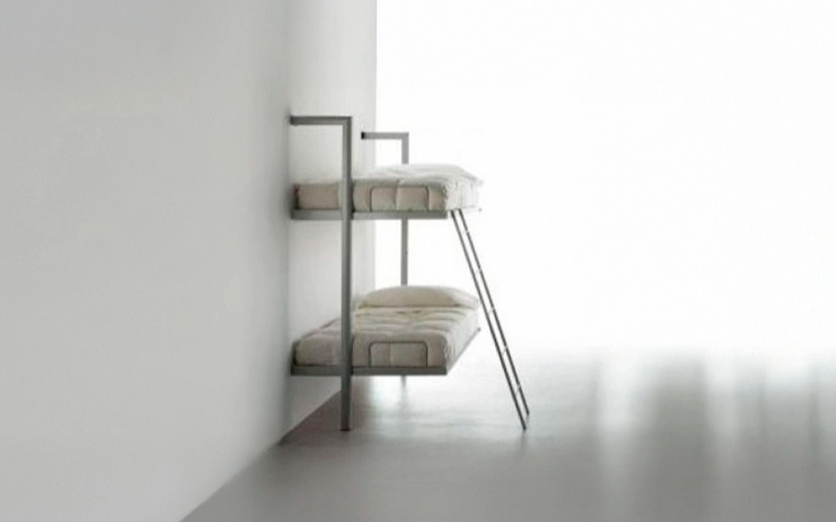 Litera abatible metálica con diseño moderno y resistente.