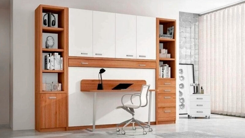 Mueble cama horizontal de matrimonio con mesa y armarios superiores.