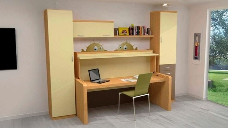 Sofá cama abatible con gran mesa integrada.