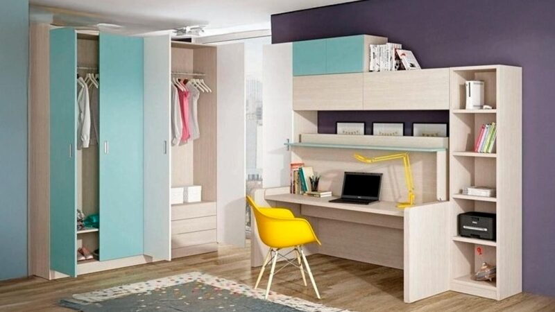 Sofá cama abatible con mesa oscilante integrada.