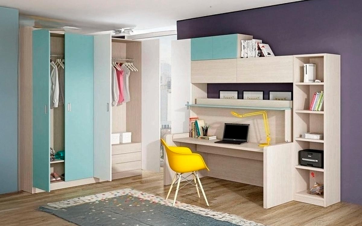 Sofá cama abatible con mesa oscilante integrada.